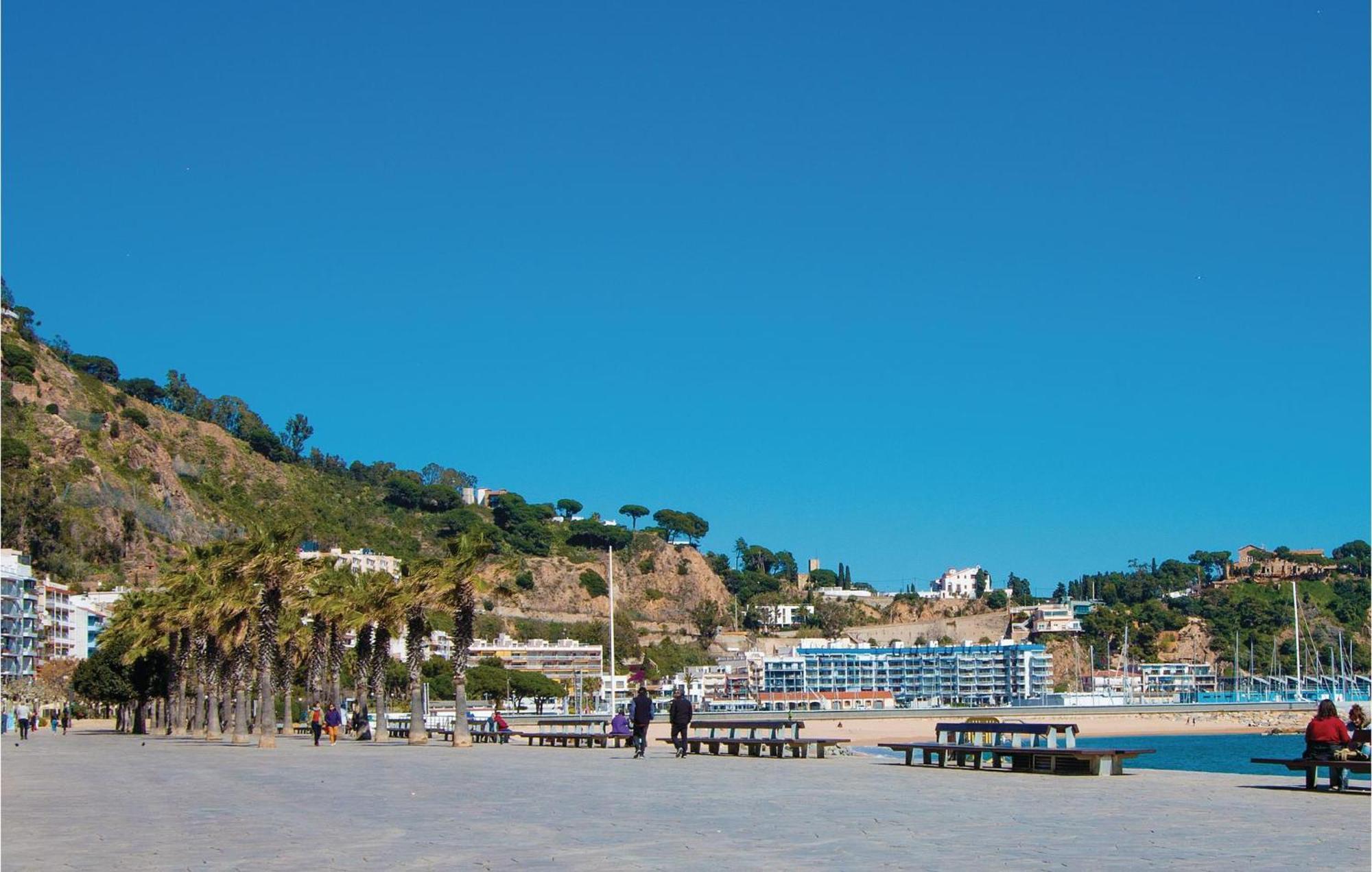 Amazing Apartment In Blanes With Kitchen エクステリア 写真